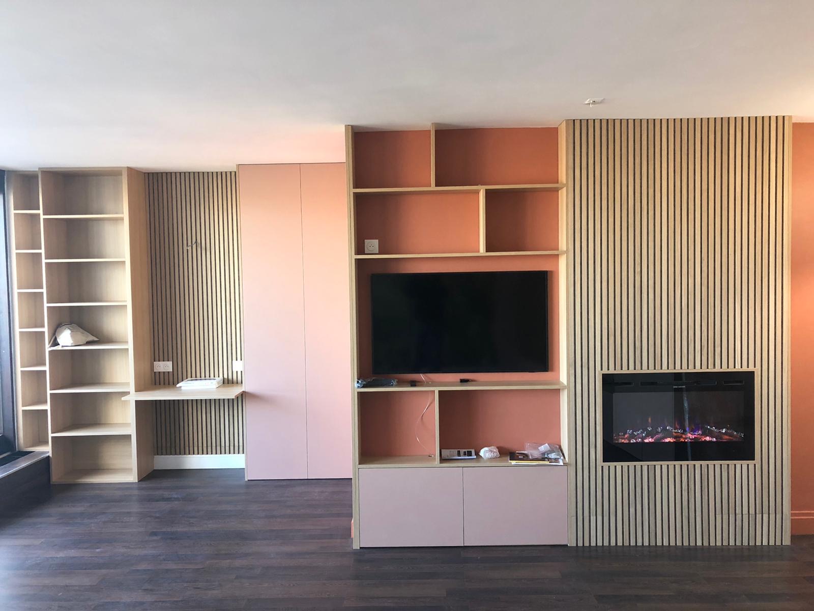 Meuble TV sur mesure avec rangements et cheminée intégrée 