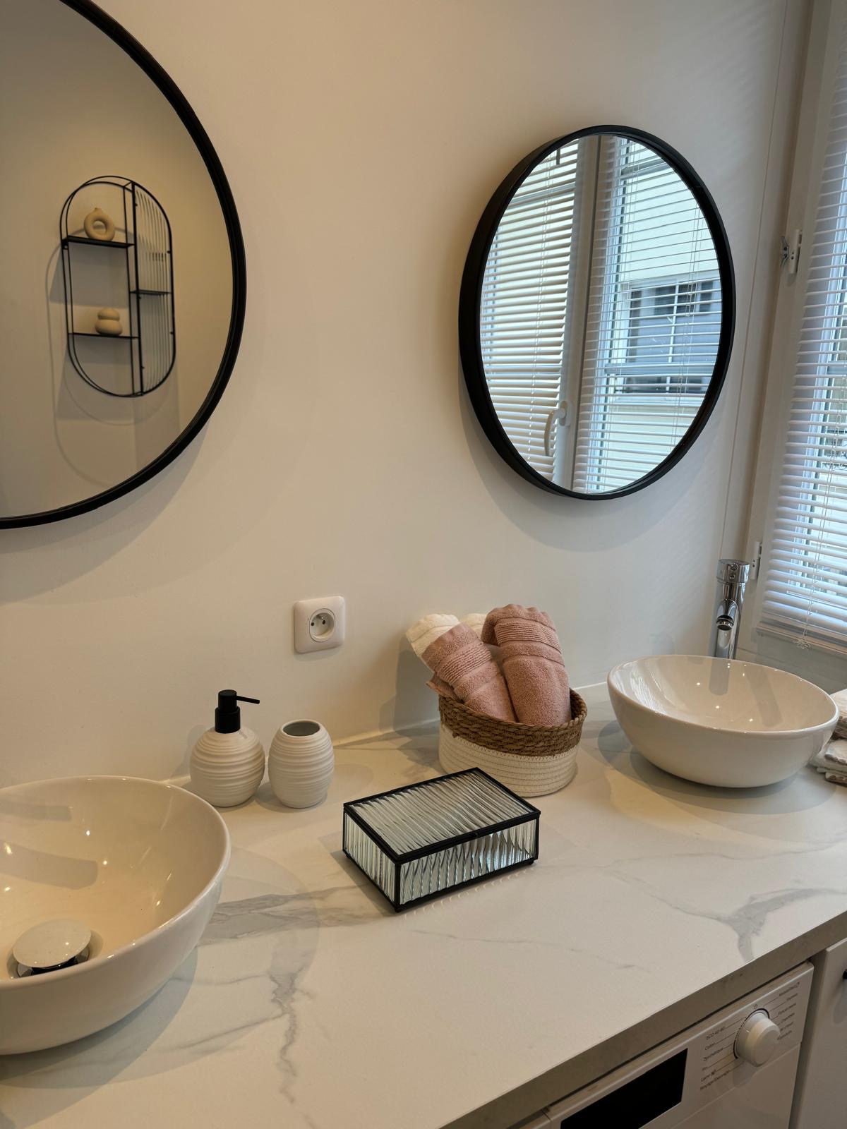 Cuisine compacte optimisée dans un appartement parisien