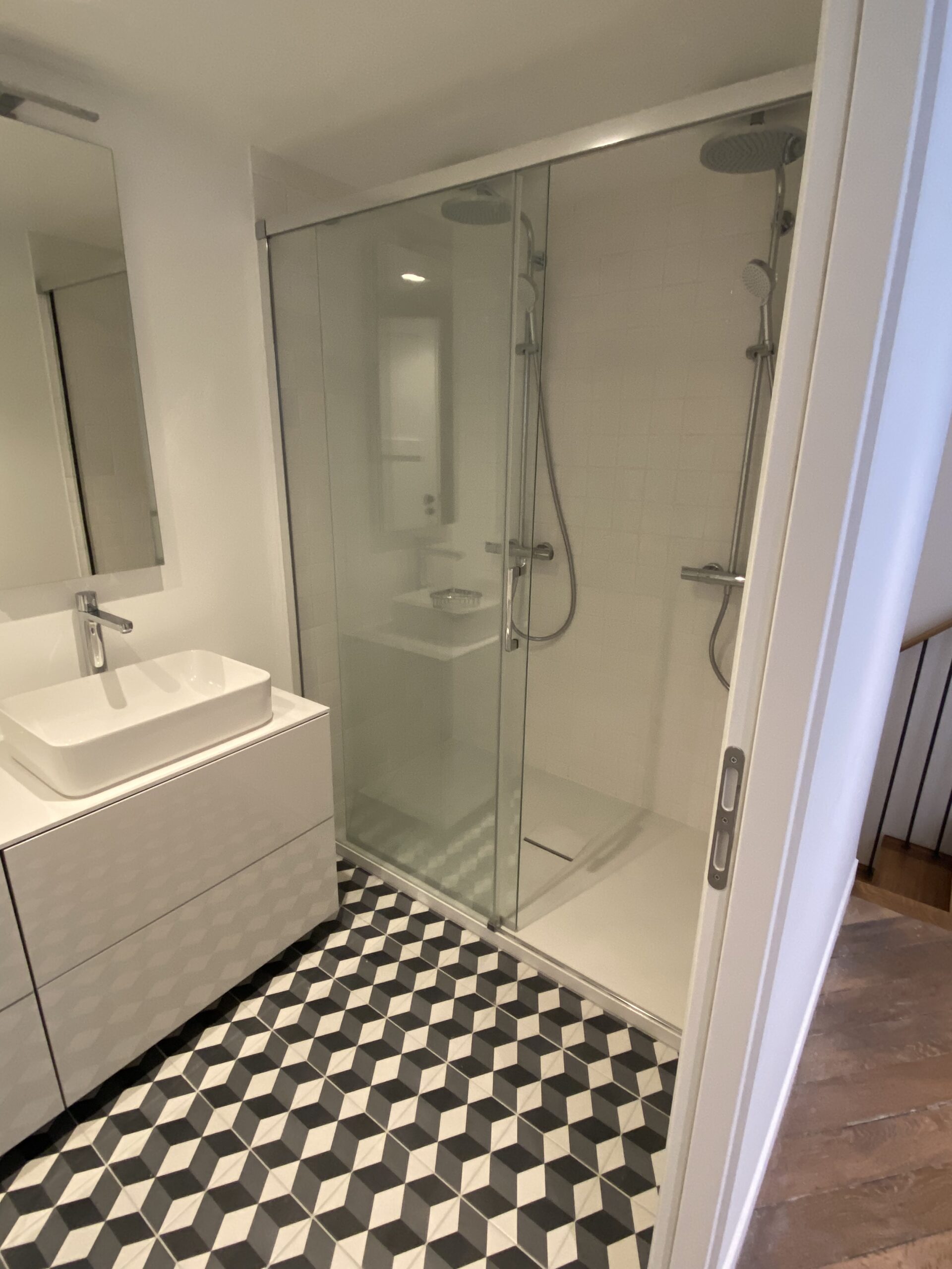 Cuisine parisienne rénovée avec plan de travail et crédence soignés