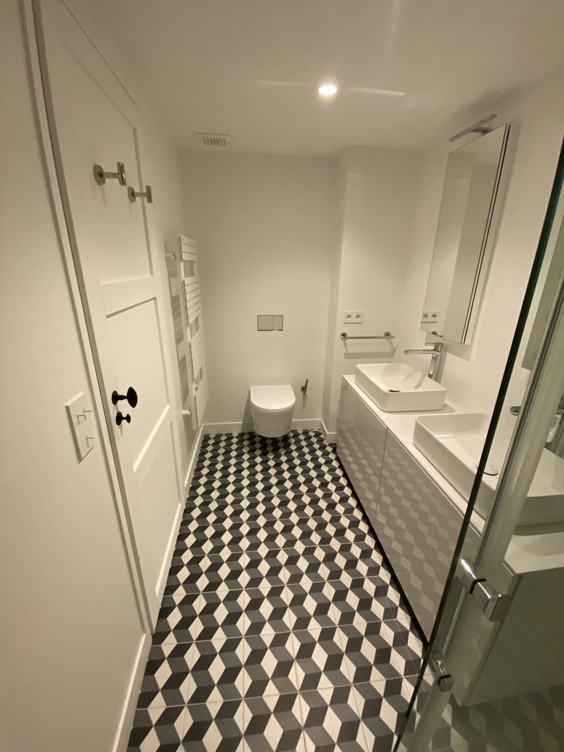 Rénovation cuisine à Paris — lignes épurées et rangements