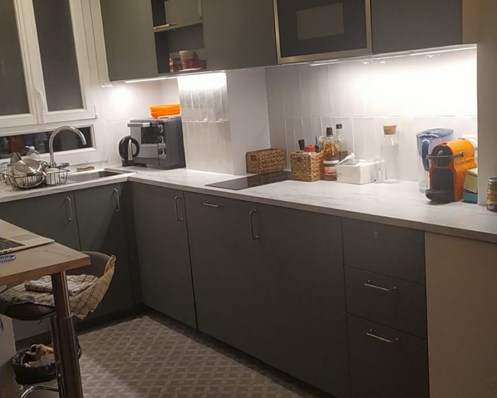 Cuisine ouverte bois et noir avec îlot central