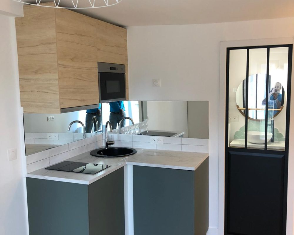Petite cuisine optimisée avec miroir et façades bicolores