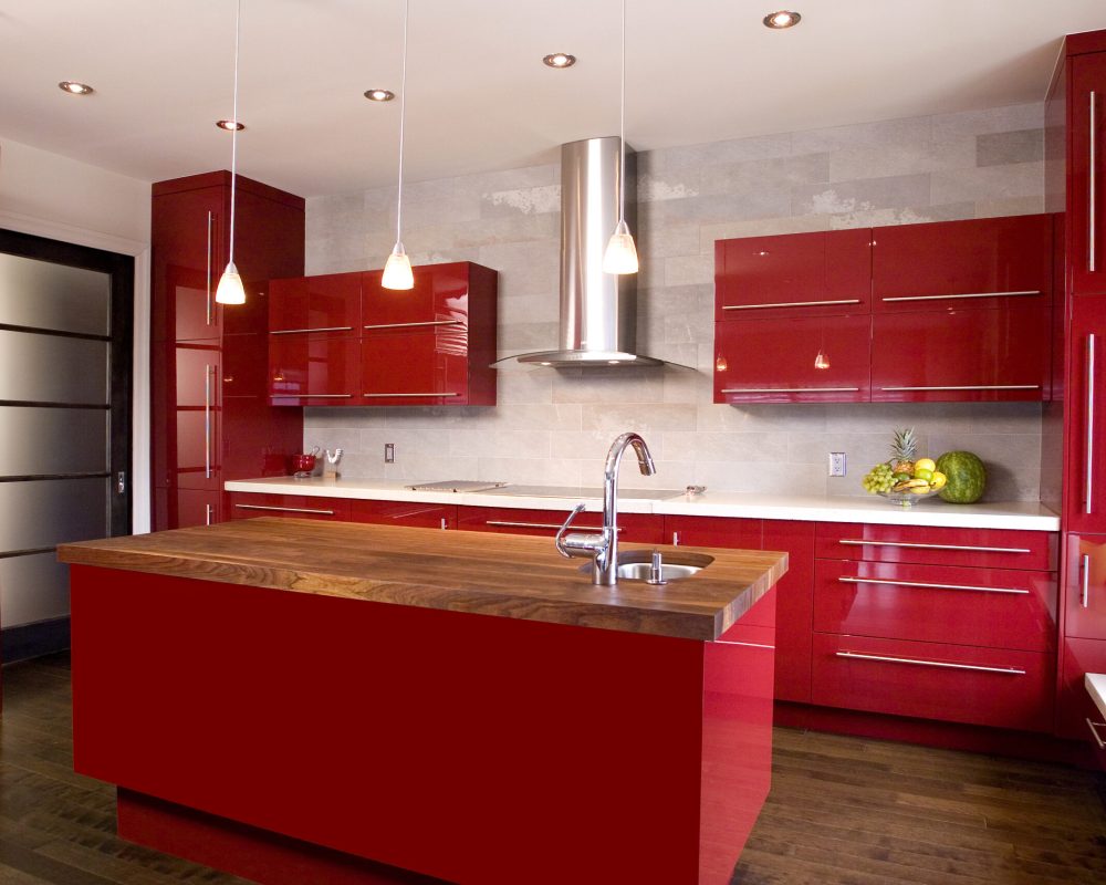 Cuisine rouge laquée avec îlot central bois