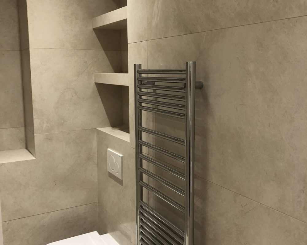 Douche en béton ciré avec niches murales et sèche-serviettes