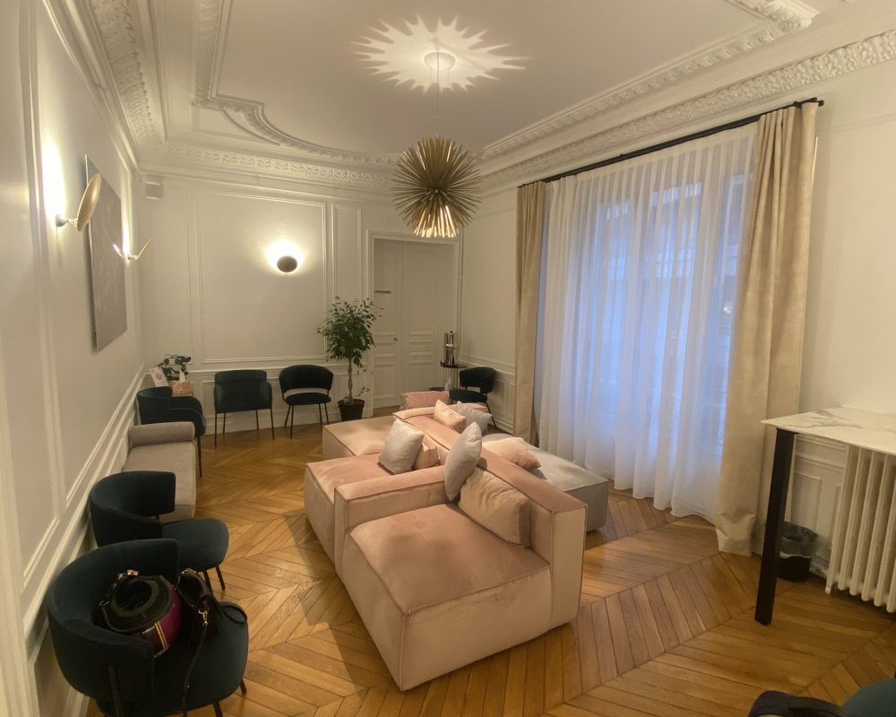 Salon art déco avec moulures et fauteuils roses
