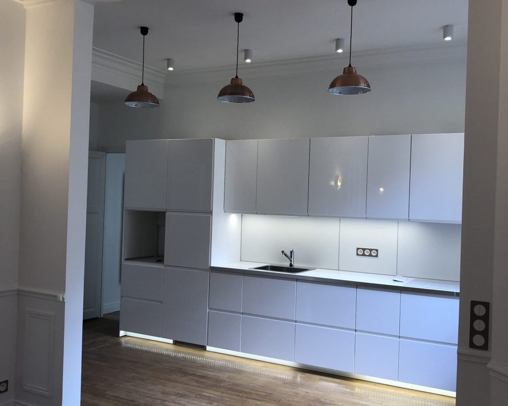 Cuisine blanche minimaliste avec éclairage LED 