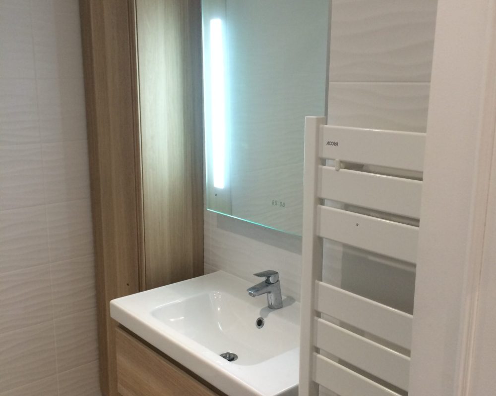 Meuble vasque bois clair avec miroir lumineux 