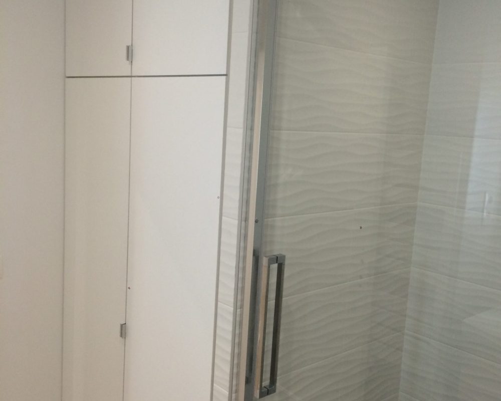 Douche moderne avec parois vitrées et meuble intégré
