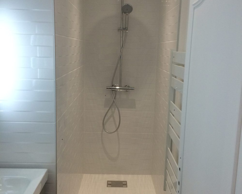 Douche italienne avec carrelage métro blanc
