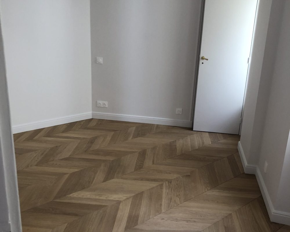 Sol en chevrons dans une entrée ou chambre