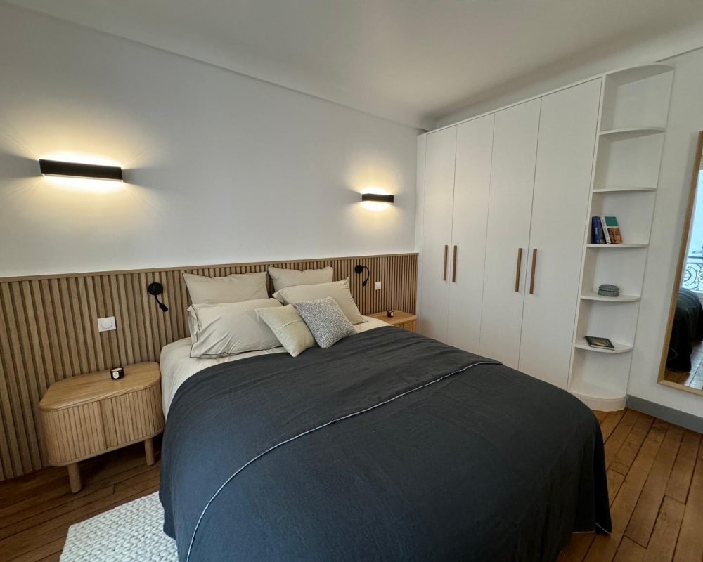 Chambre parentale avec tête de lit bois et rangements intégrés