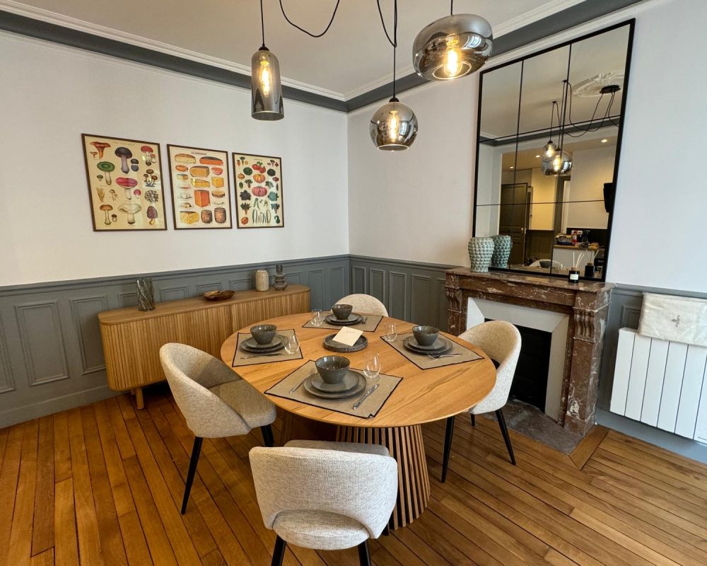 Salle à manger élégante avec cheminée et miroir