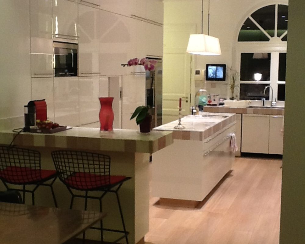 Grande cuisine avec bar américain et chaises design